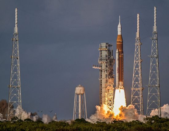 رواد فضاء "أرتيميس 2" ينطلقون نحو القمر