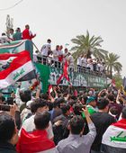 المنتخب العراقي يجوب شوارع بغداد بحافلة مكشوفة احتفالا بالتأهل لكأس العالم بعد 40 عاما