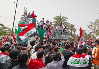 المنتخب العراقي يجوب شوارع بغداد بحافلة مكشوفة احتفالا بالتأهل لكأس العالم بعد 40 عاما