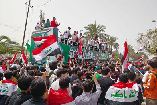 المنتخب العراقي يجوب شوارع بغداد بحافلة مكشوفة احتفالا بالتأهل لكأس العالم بعد 40 عاما