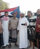 رغم القمع.. المتظاهرون يتجاوزون أول حاجز أمني للمشاركة بمسيرة المكلا