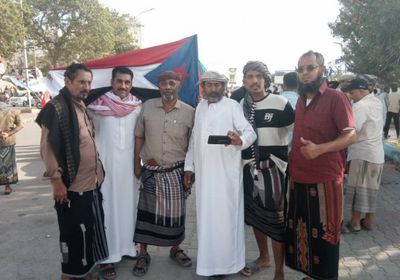 رغم القمع.. المتظاهرون يتجاوزون أول حاجز أمني للمشاركة بمسيرة المكلا