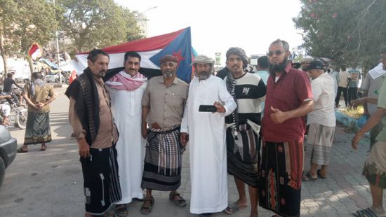 رغم القمع.. المتظاهرون يتجاوزون أول حاجز أمني للمشاركة بمسيرة المكلا