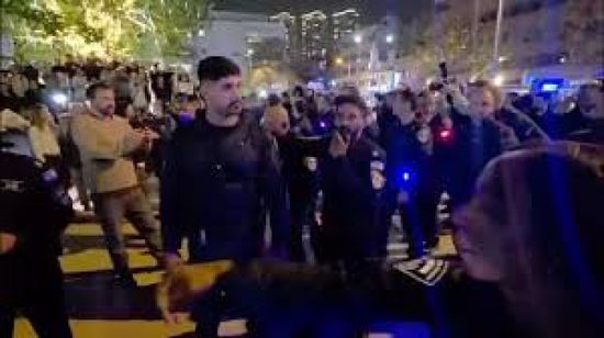 شرطة الاحتلال تفض تظاهرة مناهضة للحرب وسط تل أبيب