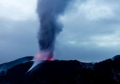 ثوران بركان جبل سيميرو في إندونيسيا