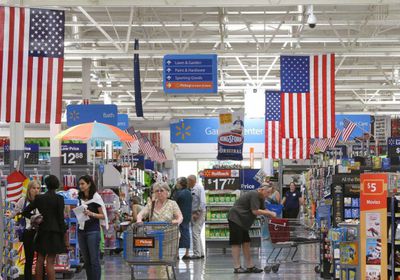 ثقة المستهلك الأمريكي ترتفع بفضل تفاؤل سوق العمل