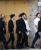 الشرطة الإسرائيلية: توقيف 8 مستوطنين لتورطهم في هجوم على قرية فلسطينية