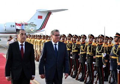 رئيس الحكومة المغربية يصل القاهرة.. ومدبولي في مقدمة مستقبليه