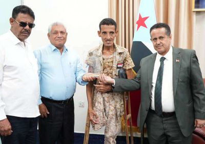 بتكليف من الرئيس الزُبيدي.. تكرّيم البطل علوي عبدالله بـ "درع الصمود"