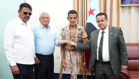 بتكليف من الرئيس الزُبيدي.. تكرّيم البطل علوي عبدالله بـ "درع الصمود"