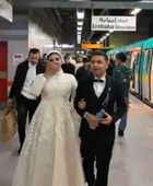 عروسان مصريان يلفتان الأنظار باستقلال المترو يوم زفافهما (فيديو)