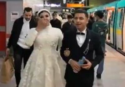 عروسان مصريان يلفتان الأنظار باستقلال المترو يوم زفافهما (فيديو)