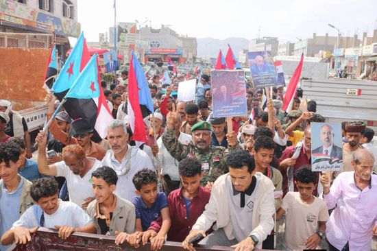 مسيرة شعبية في حالمين للتنديد بجرائم القوات المدعومة سعوديا في المكلا