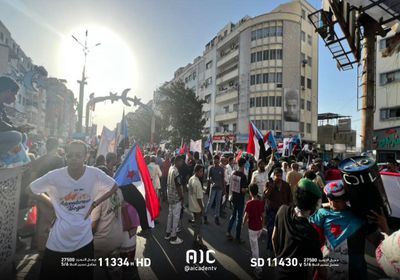 بدء توافد المشاركين في الوقفة التضامنية مع أبناء حضرموت إلى المعلا