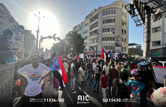 بدء توافد المشاركين في الوقفة التضامنية مع أبناء حضرموت إلى المعلا