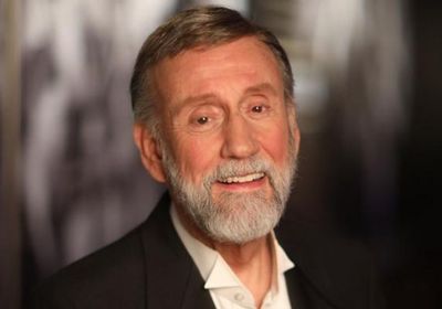 بعد كسر في الرقبة.. راي ستيفنز يغادر المستشفى ويبدأ رحلة التعافي