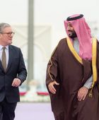 ولي العهد السعودي يستعرض مع ستارمر أوجه الشراكة