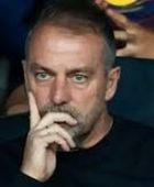 فليك يهاجم التحكيم بعد خسارة برشلونة أمام أتليتيكو: ما الفائدة من تقنية الفيديو؟