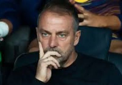 فليك يهاجم التحكيم بعد خسارة برشلونة أمام أتليتيكو: ما الفائدة من تقنية الفيديو؟