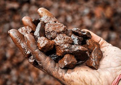 مخزونات الموانئ الصينية تضغط على أسعار خام الحديد