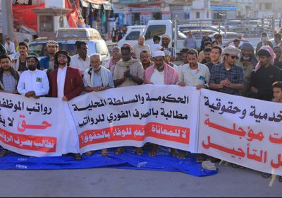 أبناء المهرة يحتشدون في الغيضة تنديداً بتدهور الخدمات وتأخر الرواتب