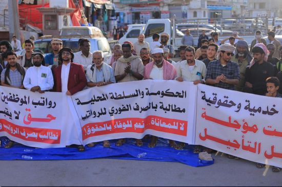 أبناء المهرة يحتشدون في الغيضة تنديداً بتدهور الخدمات وتأخر الرواتب