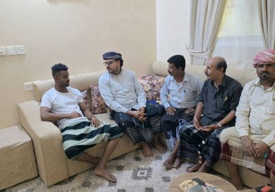 وفد من انتقالي حضرموت يتفقد الجريح أسامة الجامع