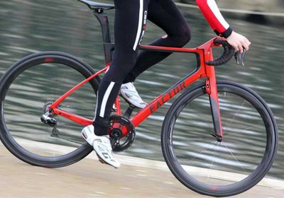 إيقاف متسابق دراجات نيوزيلندي بعد اعتدائه على منافس خلال سباق