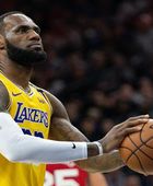 ليبرون جيمس يتألق في فوز ليكرز على وريورز بدوري السلة الأمريكي