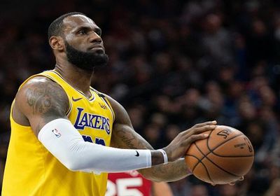 ليبرون جيمس يتألق في فوز ليكرز على وريورز بدوري السلة الأمريكي