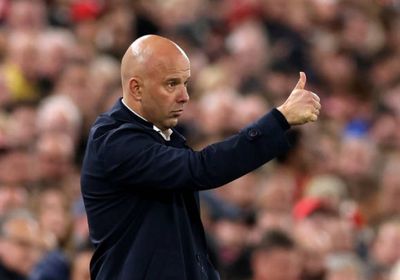 سلوت يحظى بدعم إدارة ليفربول مع استعداد الجماهير للاحتجاج في أنفليد