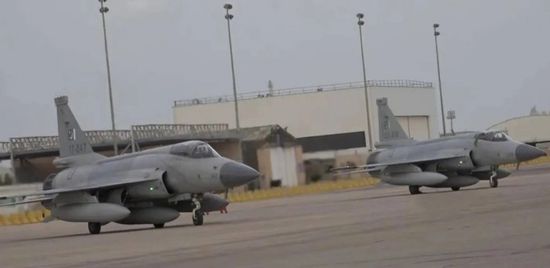 ضمن اتفاقية مشتركة.. قوة عسكرية باكستانية تصل السعودية