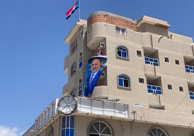 صور الرئيس الزُبيدي تتصدره.. إعادة فتح مقر الانتقالي في المكلا