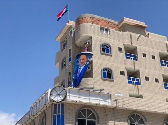 صور الرئيس الزُبيدي تتصدره.. إعادة فتح مقر الانتقالي في المكلا