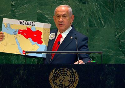 نتنياهو يحدد أعداءه باللون الأحمر على خريطة للشرق الأوسط