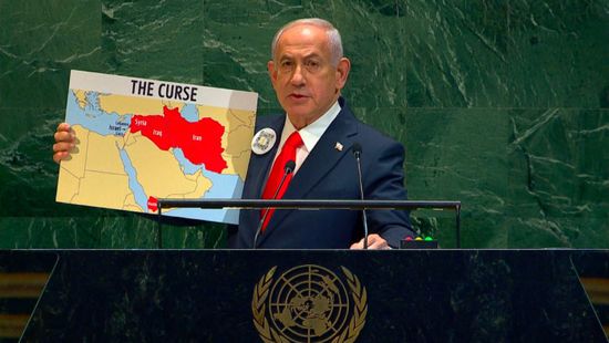 نتنياهو يحدد أعداءه باللون الأحمر على خريطة للشرق الأوسط