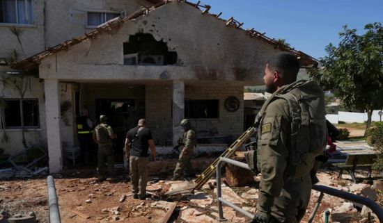 بدفعات صاروخية.. حزب الله يقصف 13 منطقة شمالي إسرائيل