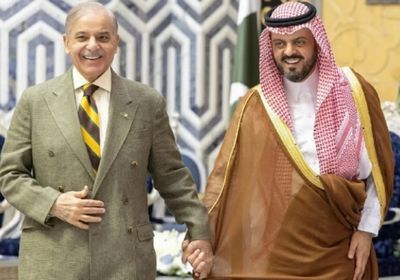 رئيس الوزراء الباكستاني يصل إلى جدة