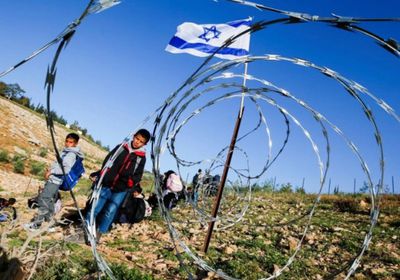 بالأسلاك الشائكة.. مستوطنون إسرائيليون يقطعون طريق أطفال فلسطينيين إلى مدارسهم