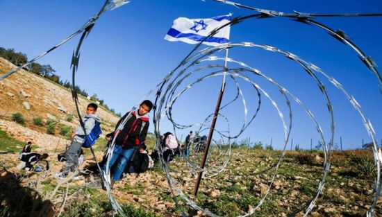 بالأسلاك الشائكة.. مستوطنون إسرائيليون يقطعون طريق أطفال فلسطينيين إلى مدارسهم