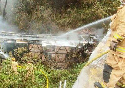 مقتل 11 شخصًا جراء سقوط حافلة في واد بالإكوادور