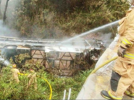 مقتل 11 شخصًا جراء سقوط حافلة في واد بالإكوادور