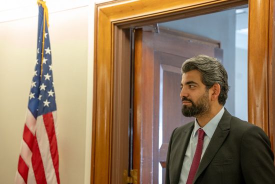 البيض يواصل لقاءاته بمسؤولين أمريكيين في واشنطن