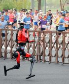 روبوت صيني يحطم الرقم القياسي للعدائين البشريين بسباق نصف الماراثون