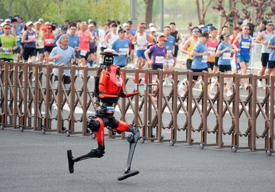 روبوت صيني يحطم الرقم القياسي للعدائين البشريين بسباق نصف الماراثون