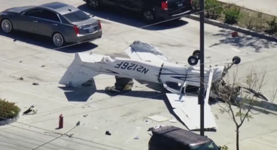 السلطات الأمريكية: تحطم طائرة في موقف سيارات جنوبي كاليفورنيا