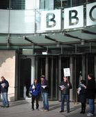الإذاعة البريطانية تُسرح 2000 موظف في أكبر موجة منذ عقد
