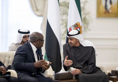 محمد بن زايد ورئيس سيراليون يبحثان تعزيز الشراكة الشاملة بين البلدين