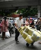 تجار صينيون يأملون في خفض الرسوم الجمركية مع زيارة ترامب إلى بكين