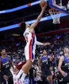 ماكولوم يقود هوكس لفوز صعب على نيكس بدوري السلة الأمريكي